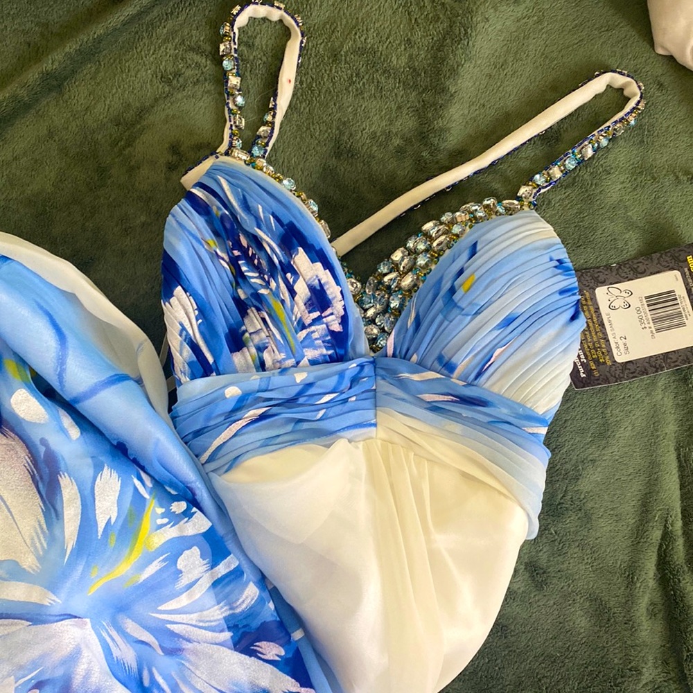 Beautiful floor length evening gown sized 2